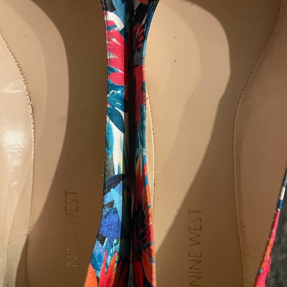 Nine West Flower Detail Flat. - Picture 6 of 6